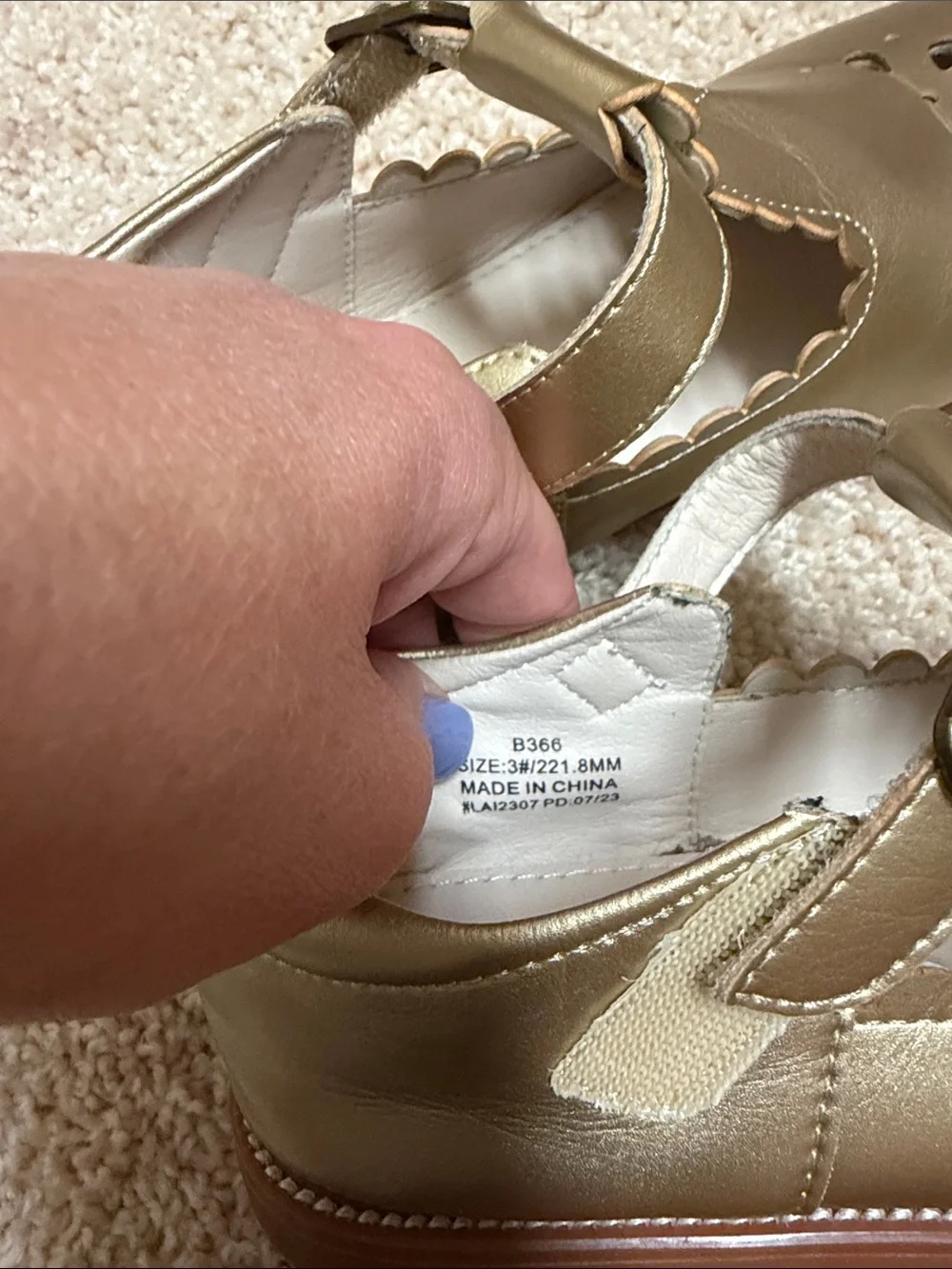 Metallic Gold Mary Jane Dress Shoes for Girls - Classic Buckle Style